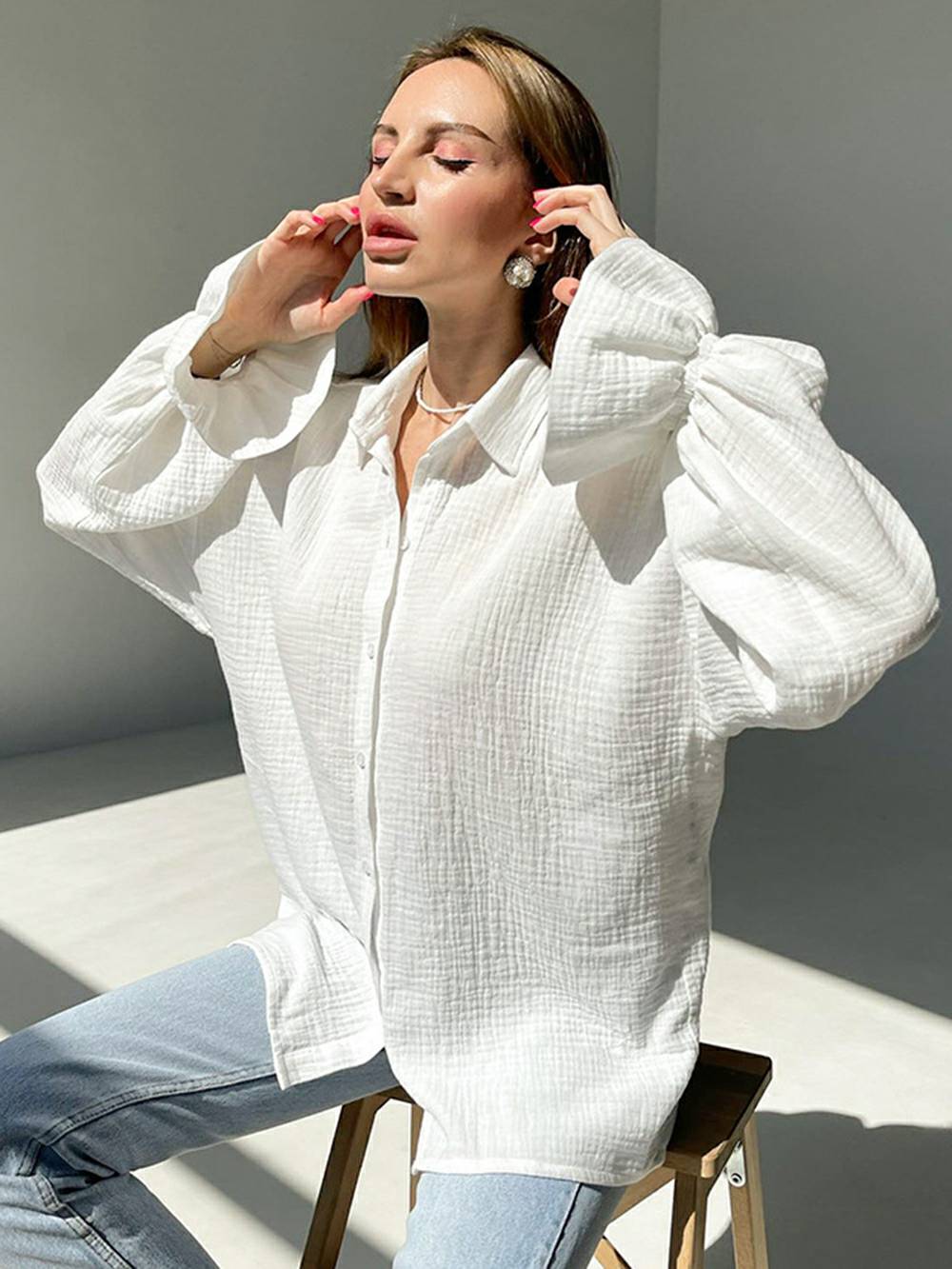 Camicia bianca in cotone bianco svasata a maniche lunghe con cravatta sul davanti