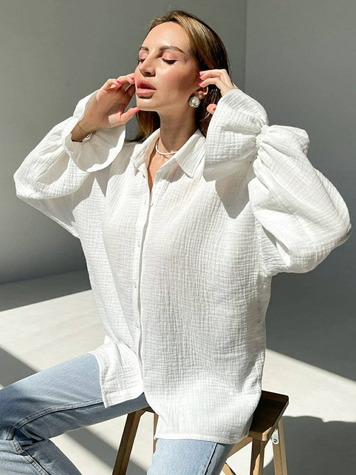 Weißes, ausgestelltes, langärmeliges Baumwollhemd mit Bindeband vorne