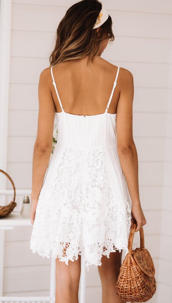فستان أبيض قصير بدون ظهر من الدانتيل