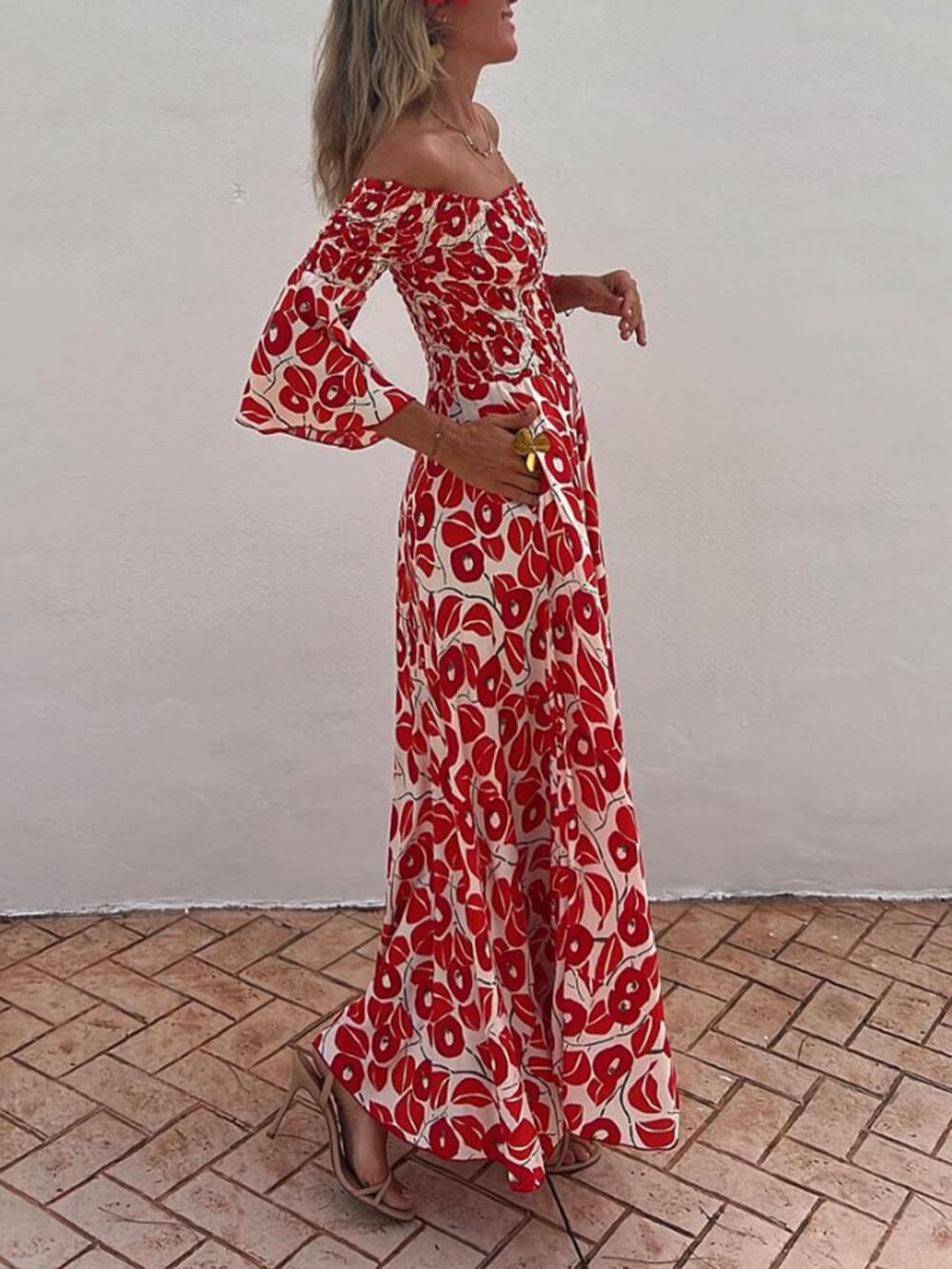 Vestido maxi com estampa floral e ombro de fora com bolso