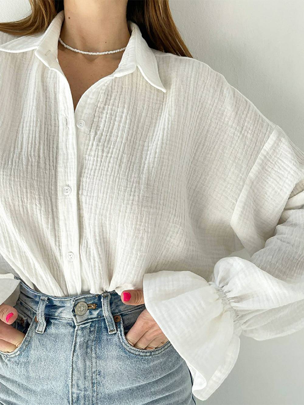 Camicia bianca in cotone bianco svasata a maniche lunghe con cravatta sul davanti