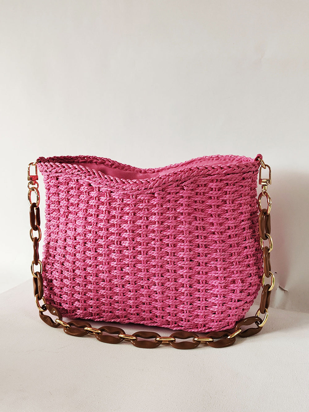 Quadratische Strohtasche mit Kette