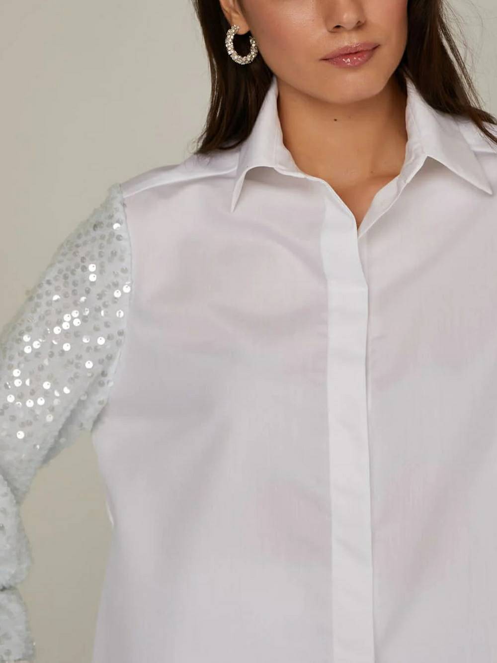 Camicia e gonna in cotone con maniche in paillettes