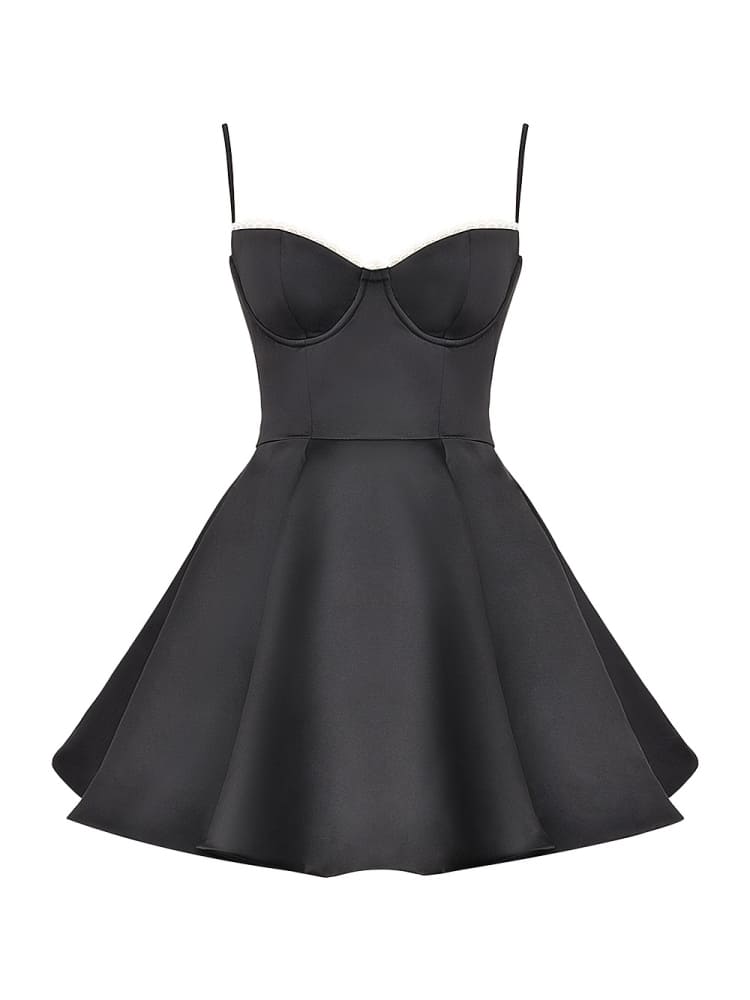فستان قصير من التول باللون الأسود