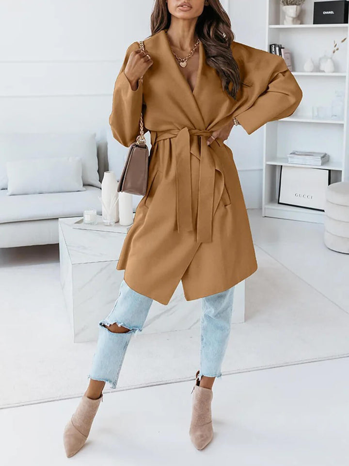 Cappotto oversize con cintura e risvolto di media lunghezza con cappuccio