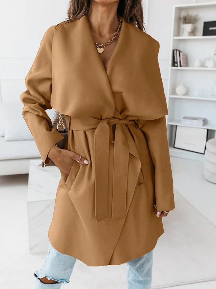 Cappotto oversize con cintura e risvolto di media lunghezza con cappuccio