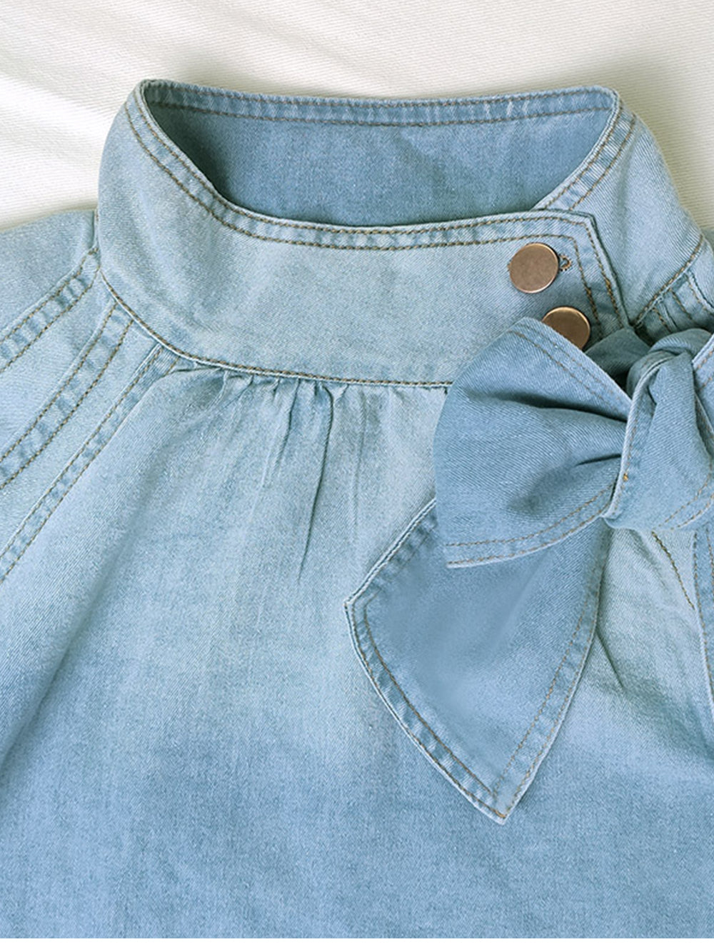 Chemise courte en jean ample à manches bouffantes