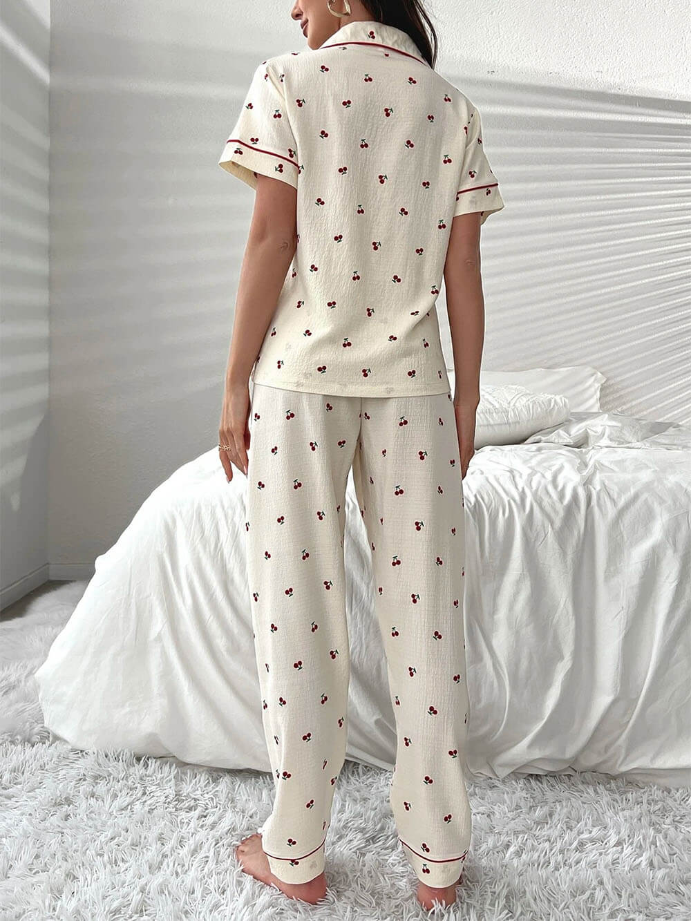 Pyjama-Set aus Bluse und Hose mit kontrastierenden Paspeln und Kirschmuster