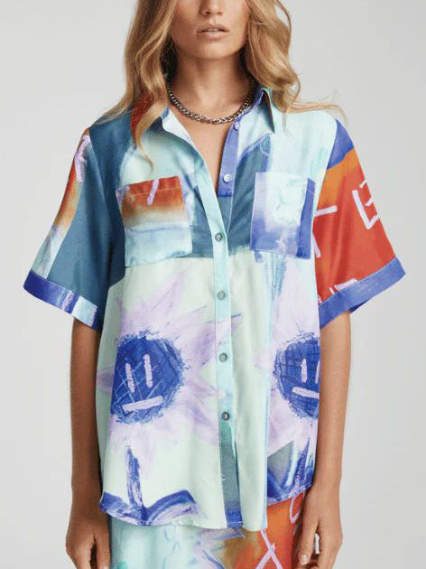 Einzigartiges, kurzärmliges, lockeres Hemd mit Tintenblumendruck