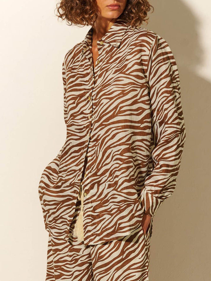 Conjunto de calças e camisa com estampa de zebra solta com gola aberta e botão