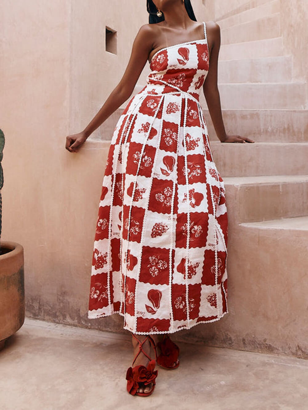 Rozkloszowana sukienka maxi z kwiatowym wykończeniem i nadrukiem na jedno ramię