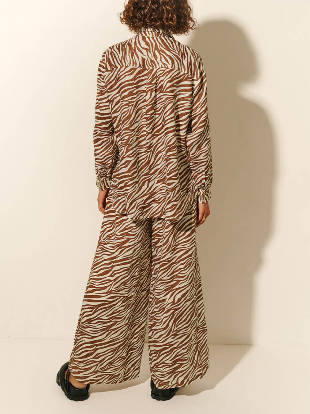 Conjunto de calças e camisa com estampa de zebra solta com gola aberta e botão