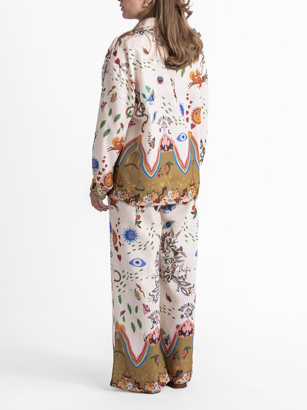 Polecany zestaw luźnych spodni oversize z nadrukiem w etnicznym kolorze