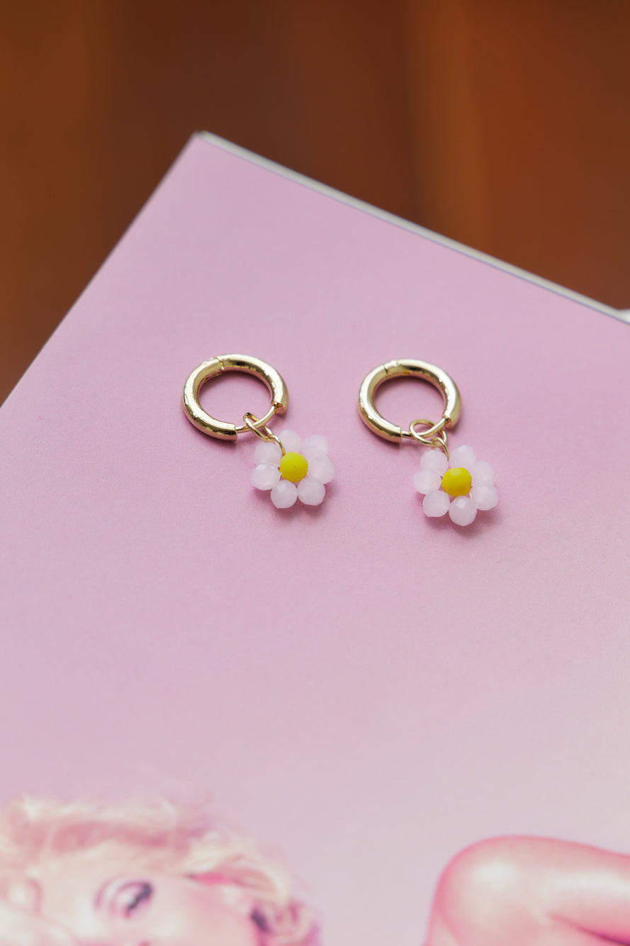 Aretes lindos como una margarita chapados en oro de 14 quilates, rosa claro