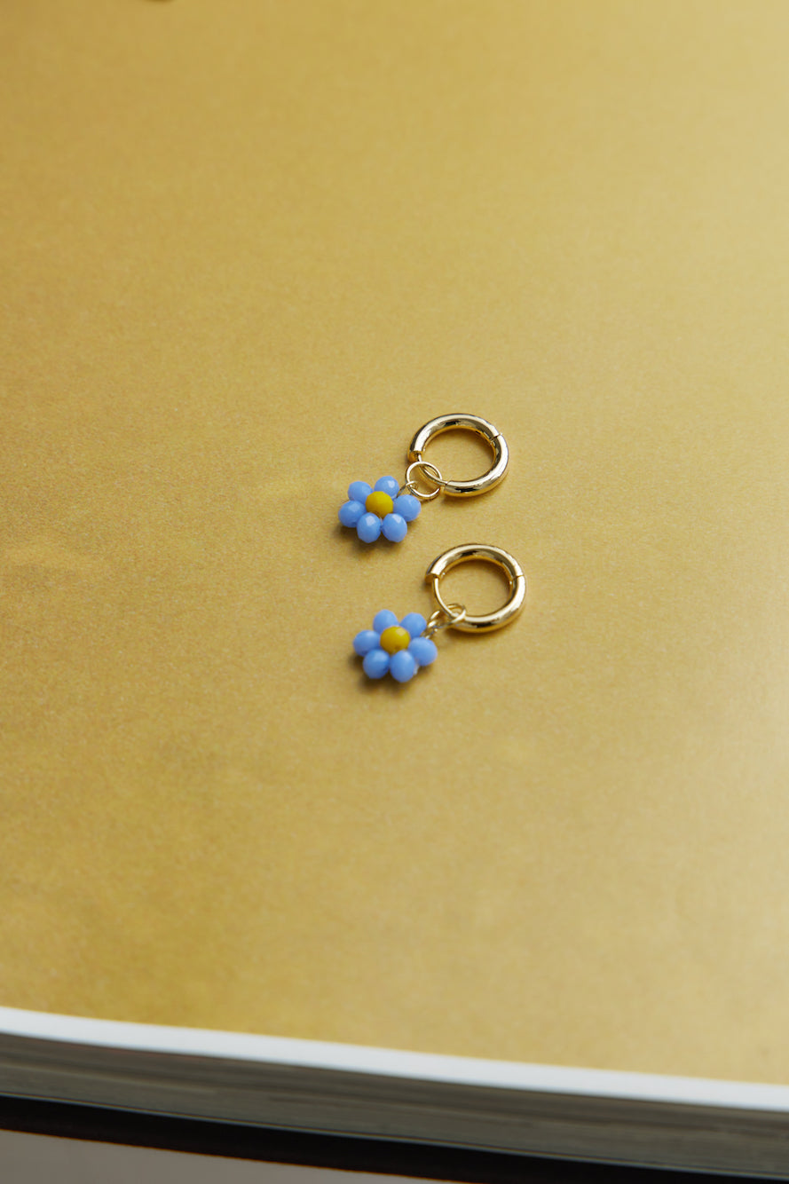 Aretes lindos como una margarita chapados en oro de 14 quilates, azul oscuro