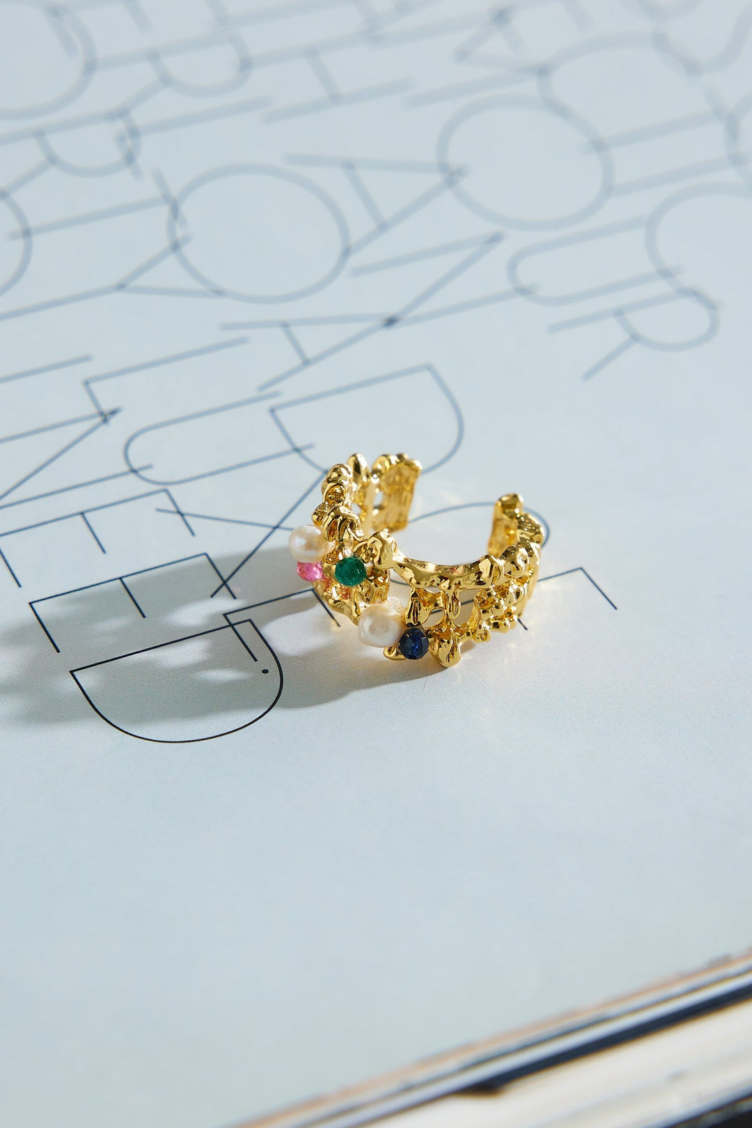 Anello con gemme preziose placcate in oro 18k. Oro