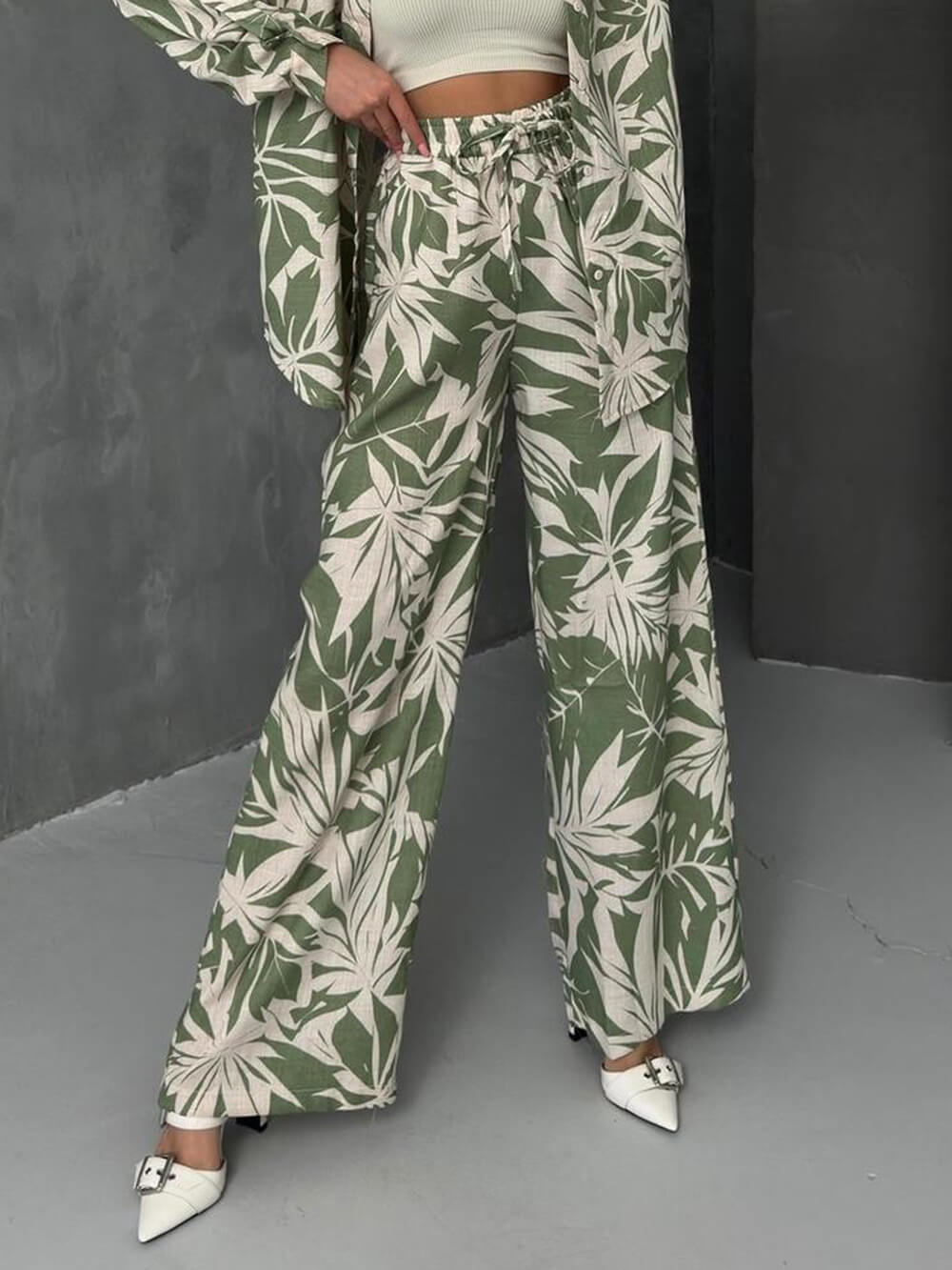 Ensemble pantalon large à taille élastique et imprimé feuille de palmier