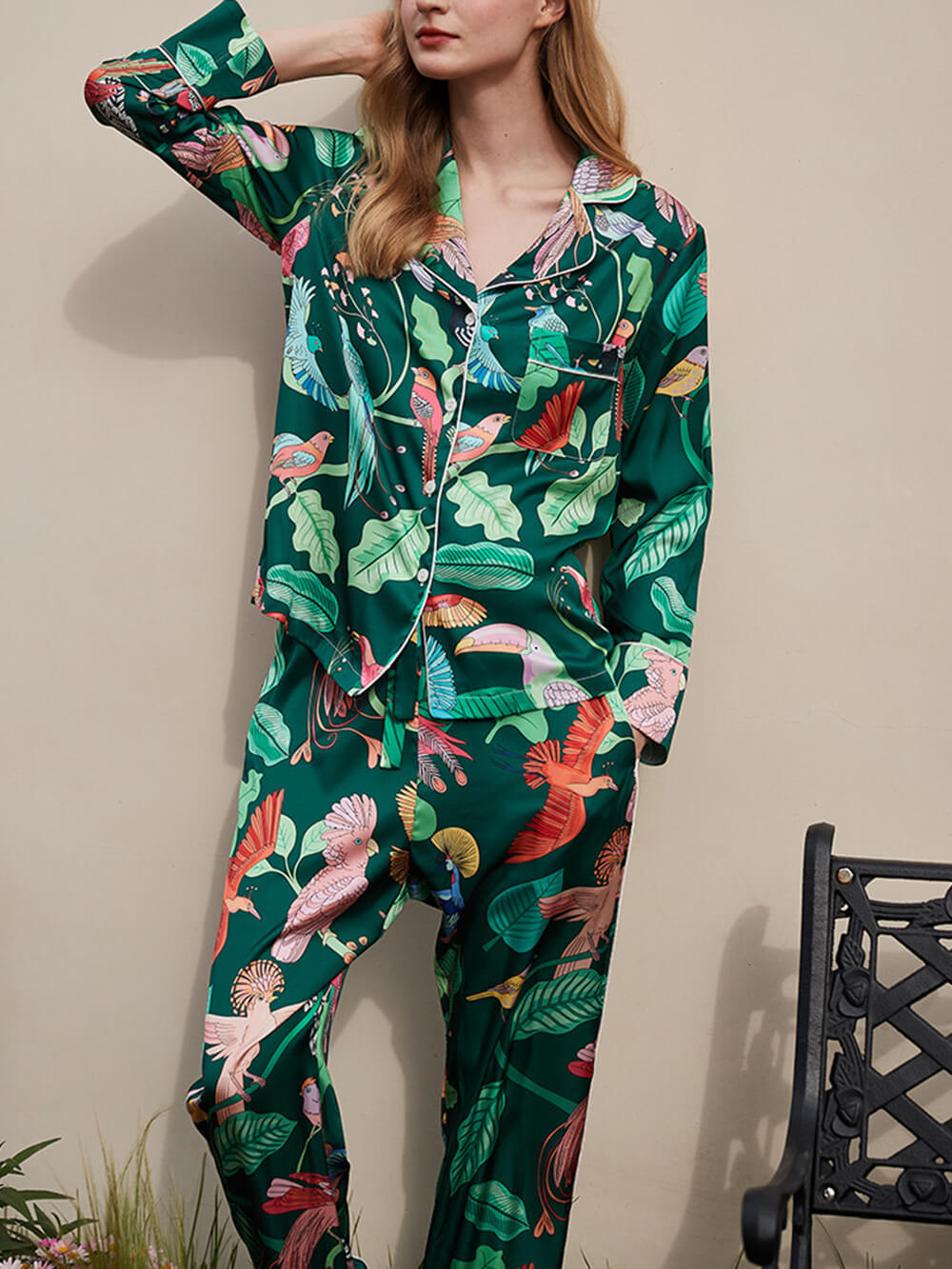 Conjunto de pijama de seda com estampa de papagaio verde