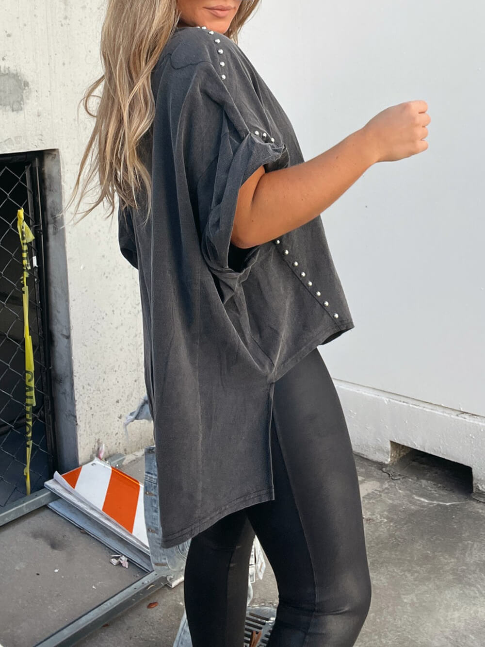 Oversized T-shirt med nitteret ærme med rulle op