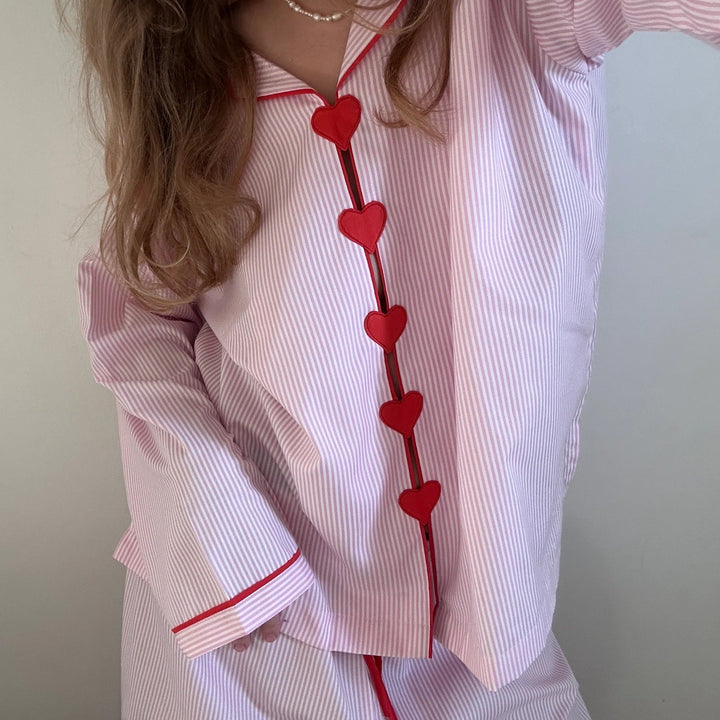Lány szerelmes pizsama rózsaszín csíkokkal