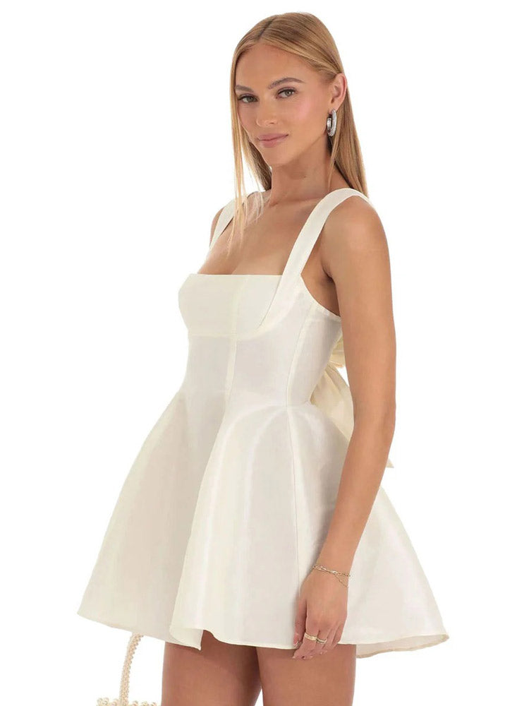 Rochie mini din satin în linie A cu spate deschis