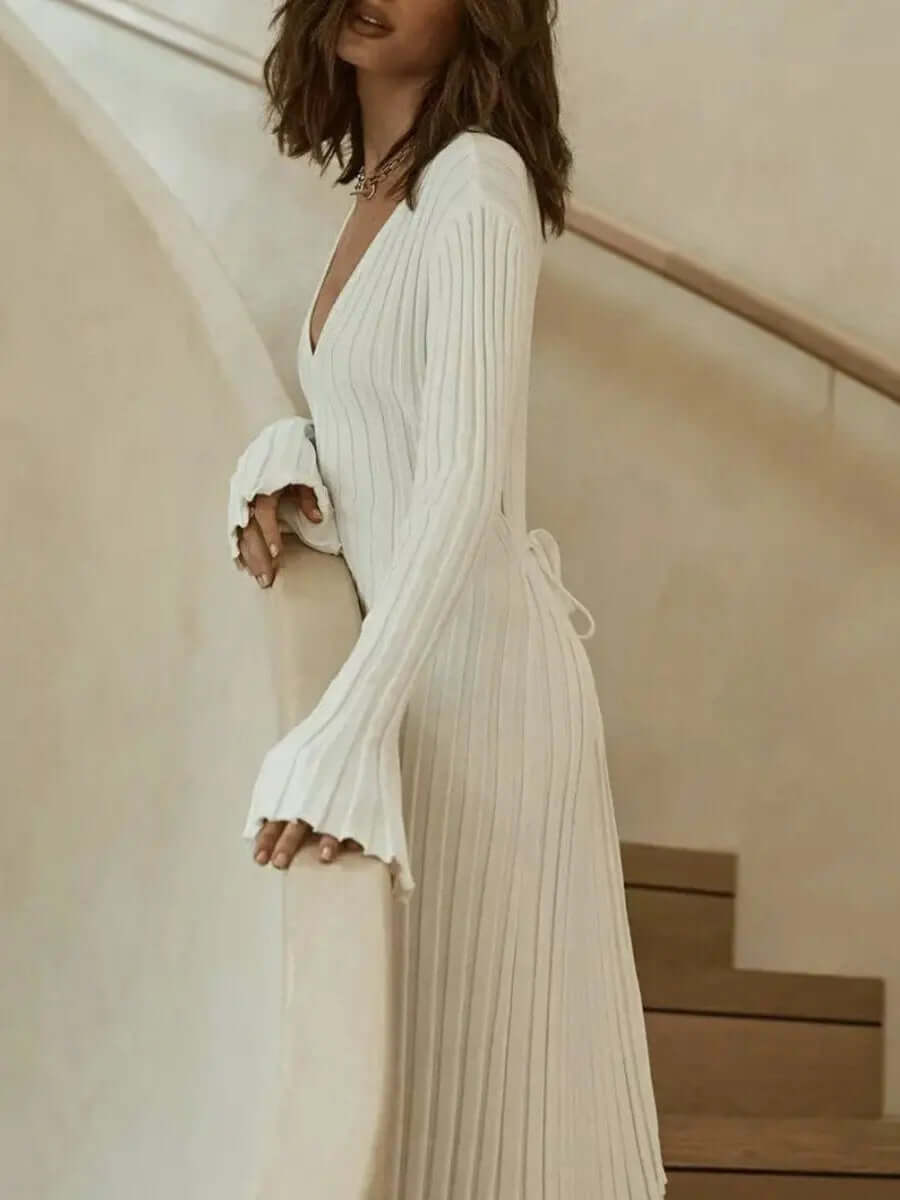 V 넥 플라운스 슬리브 핏 스트립 뜨개질 맥시 드레스