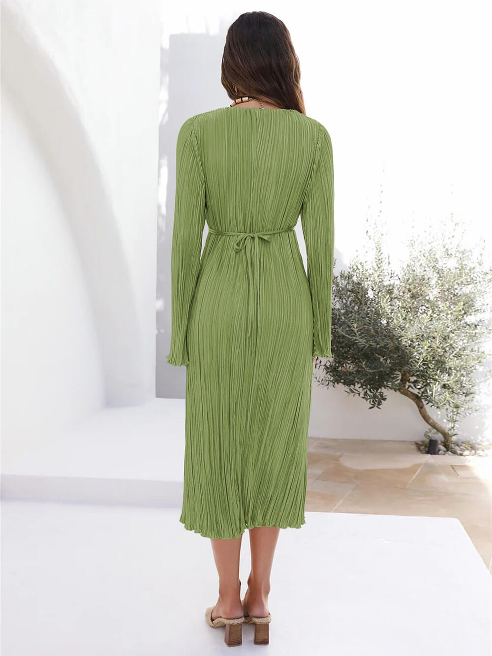 فستان ماونتن فيستاس متوسط ​​الطول بطيات وثنيات