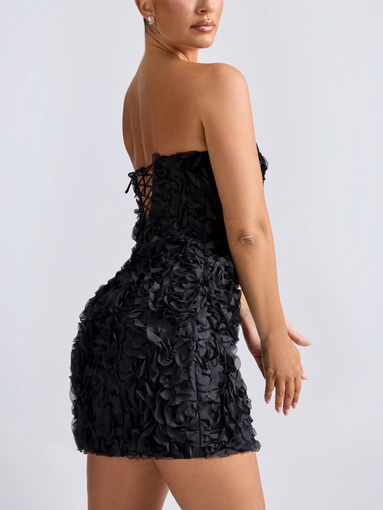 فستان قصير على شكل حرف A مزين بالزهور باللون الأسود