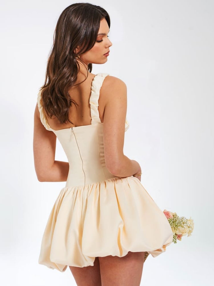 Bufiasta mini sukienka z plisowanymi ramiączkami