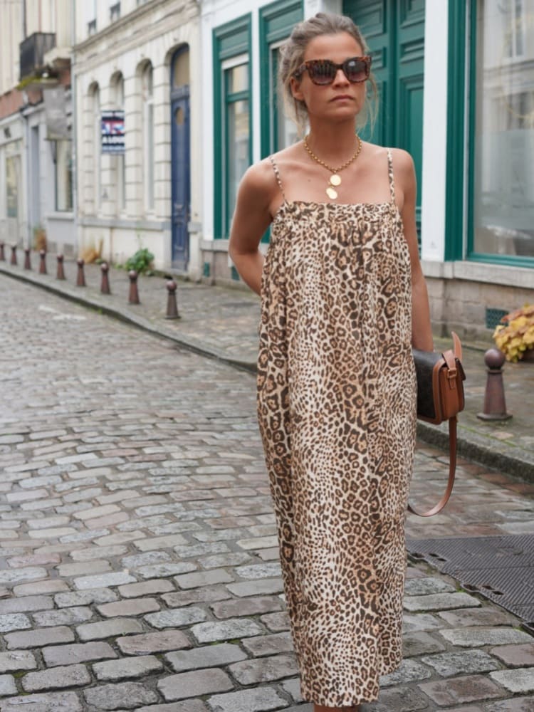 Vestido midi con estampado de leopardo