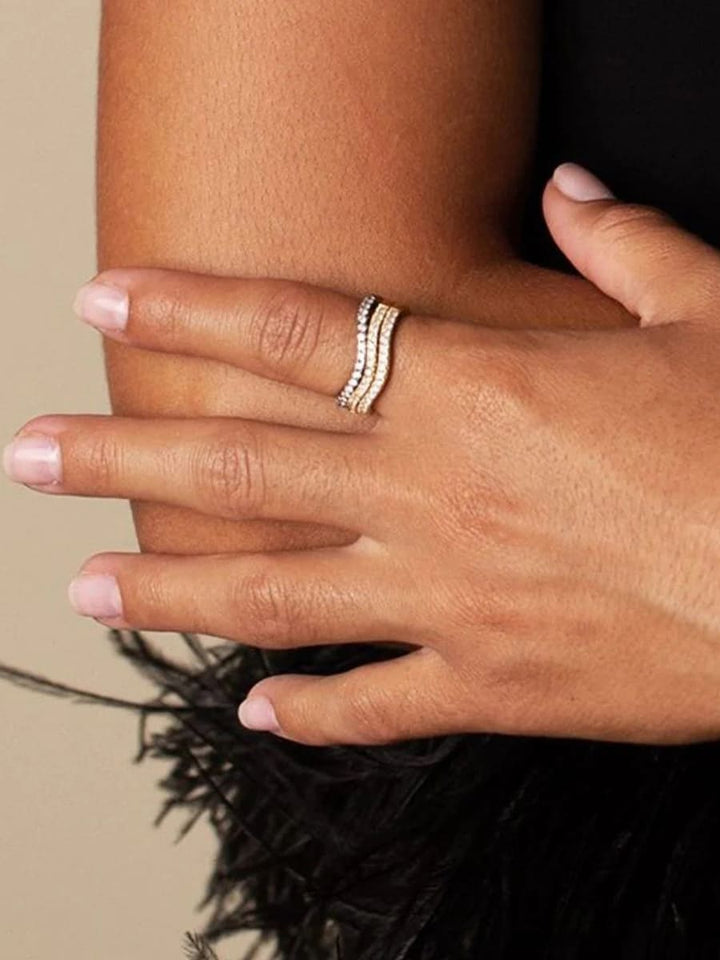 Sleek Wave Line Diamond-Inlaid Ring