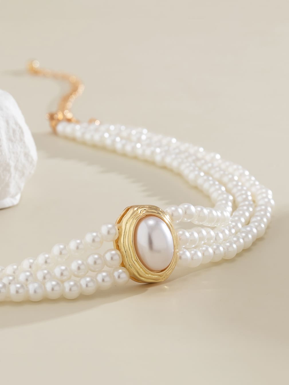 Kort halskæde i imiteret perle og turkis perle