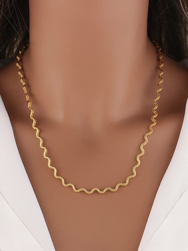 Strukturierte Halskette mit Wellenkette