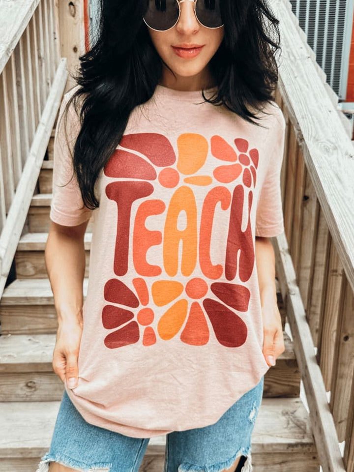 Teach - 楽しい花びらグラフィック T シャツ