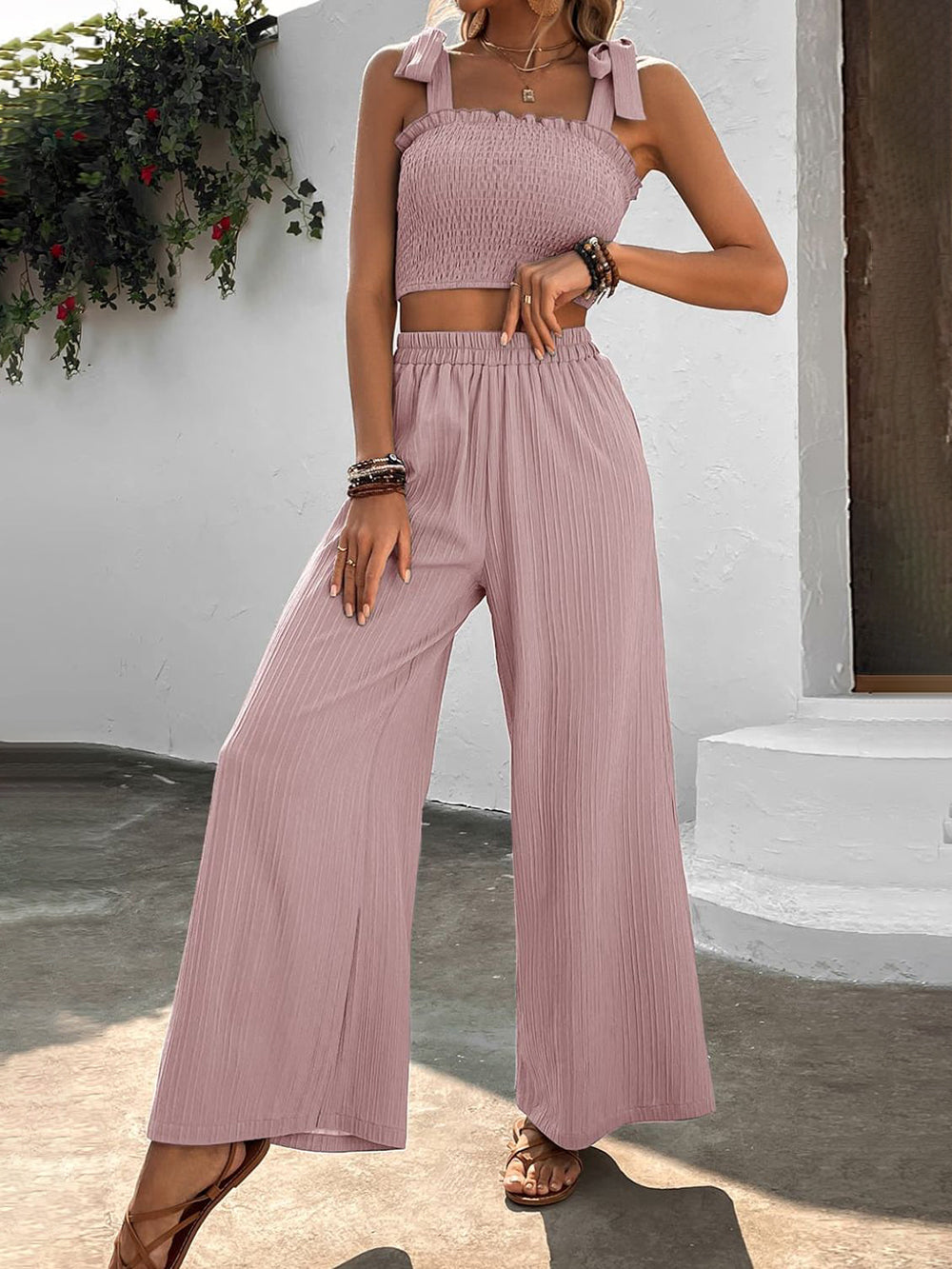 Set de pantaloni cu picior largi și crop cu smock pe umeri