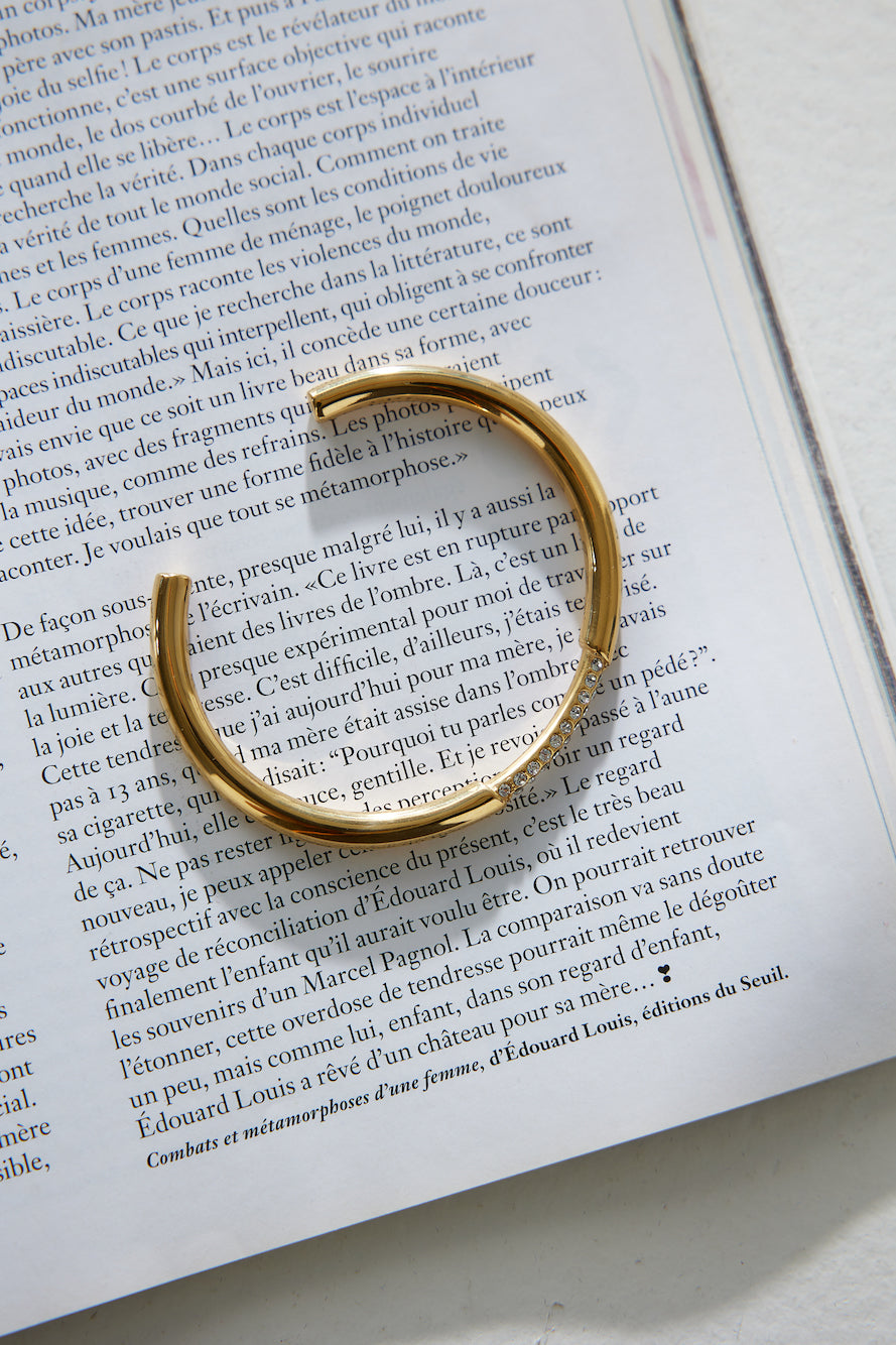 Bracciale con polsino di dichiarazione placcato in oro 18k. Oro