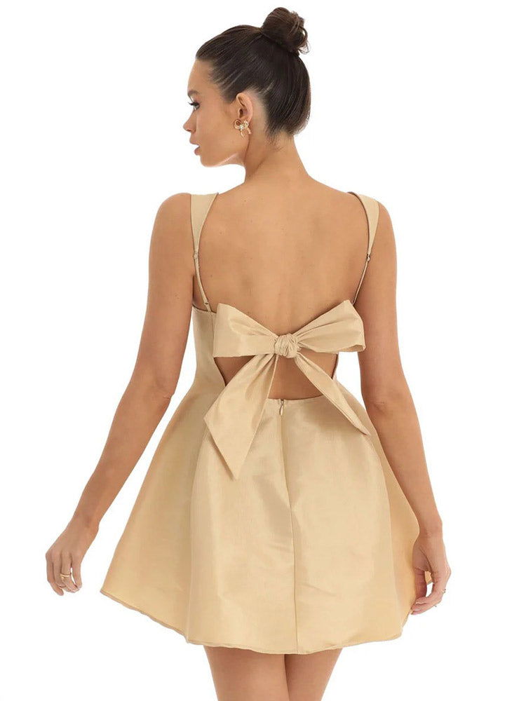 Mini-robe trapèze en satin avec dos ouvert
