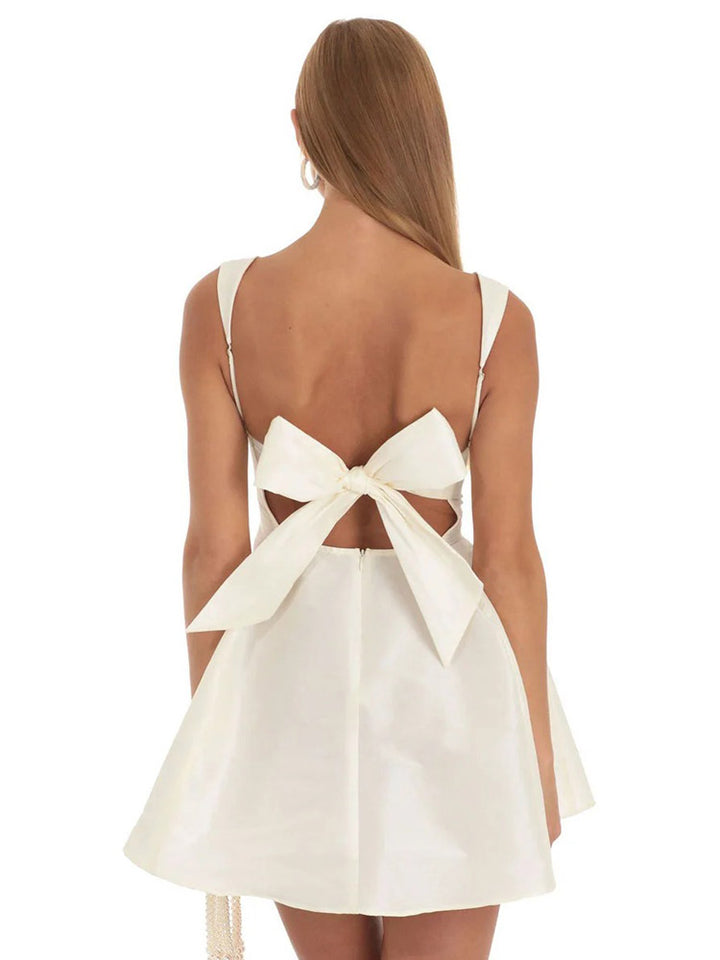Satynowa sukienka mini w kształcie litery A z odkrytymi plecami