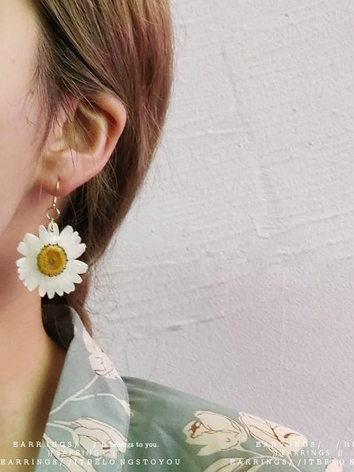 Boucle d’oreille pendante à fleurs pressées - Marguerite en résine