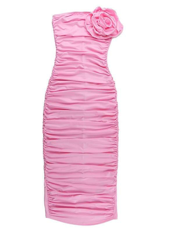 فستان من الساتان مزين بكتف واحد مزين بالورود باللون الوردي