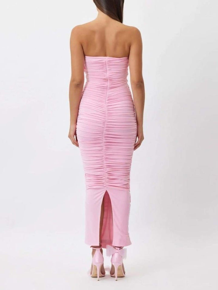 فستان من الساتان مزين بكتف واحد مزين بالورود باللون الوردي